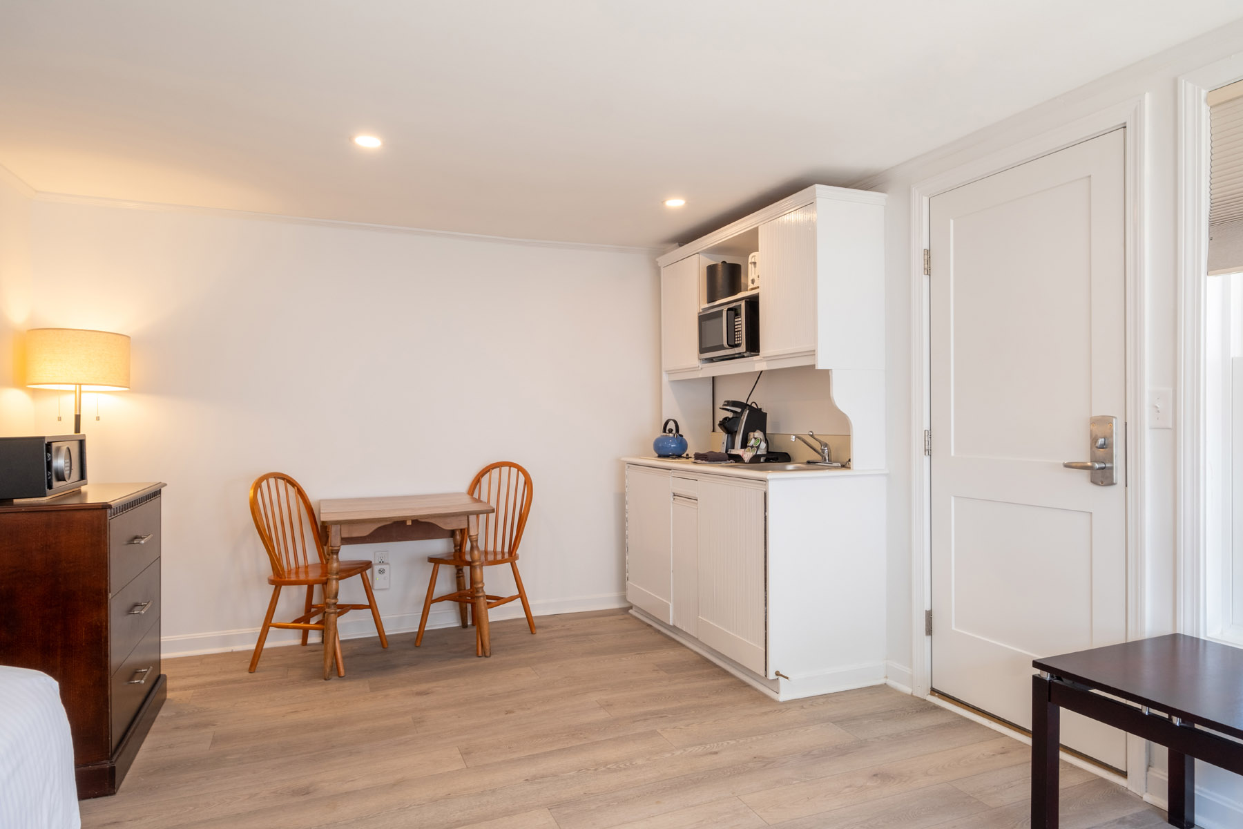 126 River Single Queen Full Kitchen-5