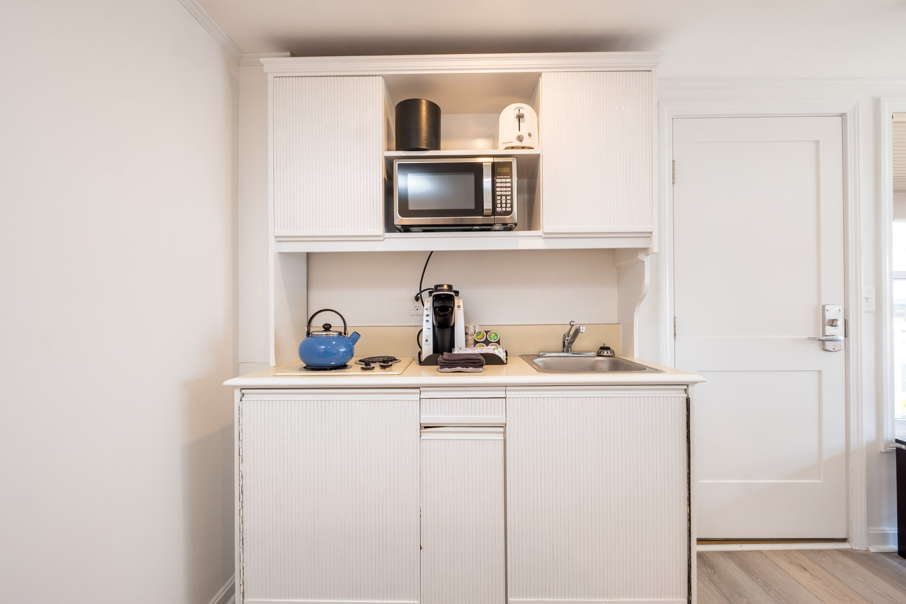 126 River Single Queen Full Kitchen-6
