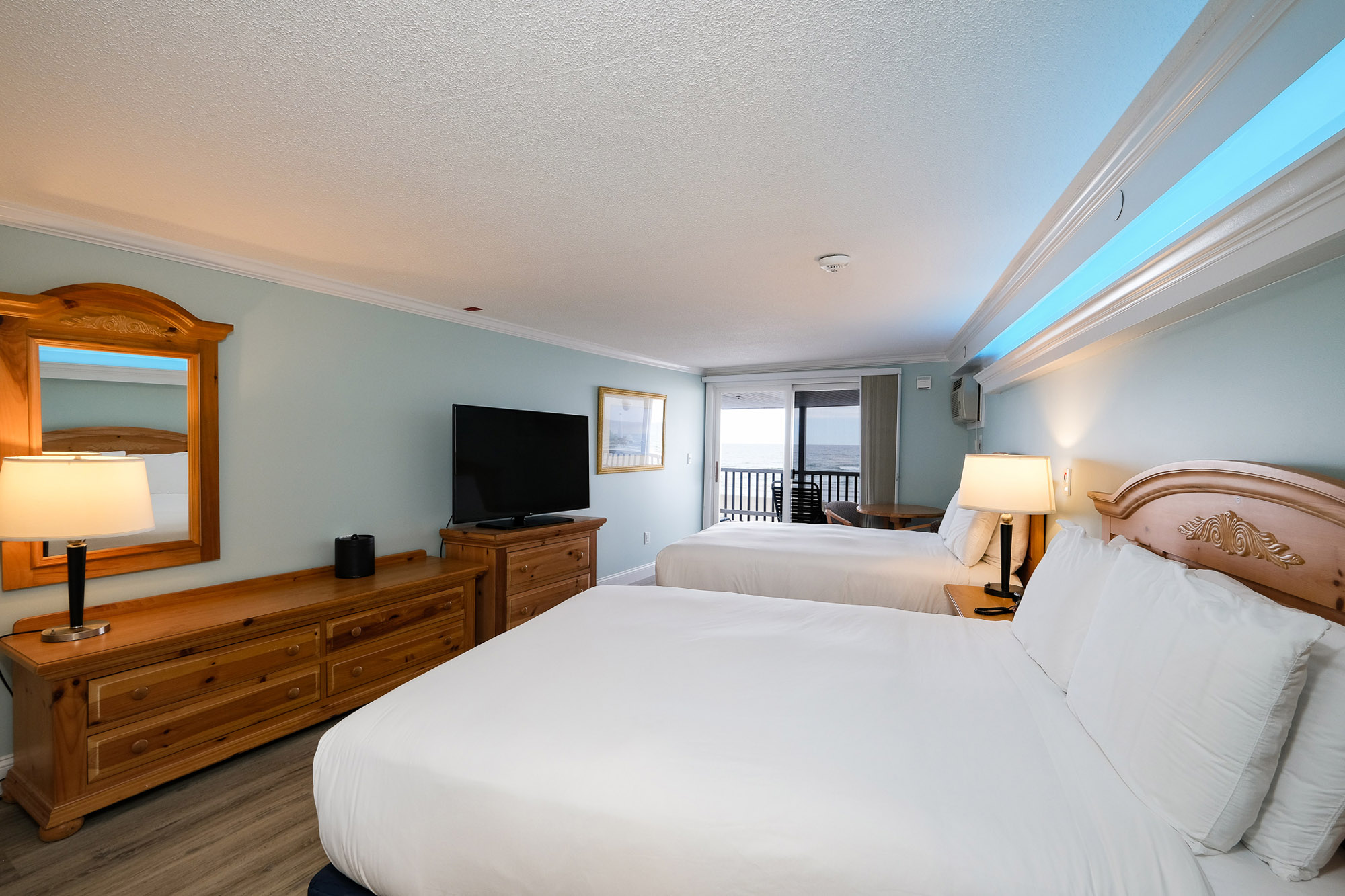 NOR-Skippers Deck Oceanfront Two Queen rm 318-1