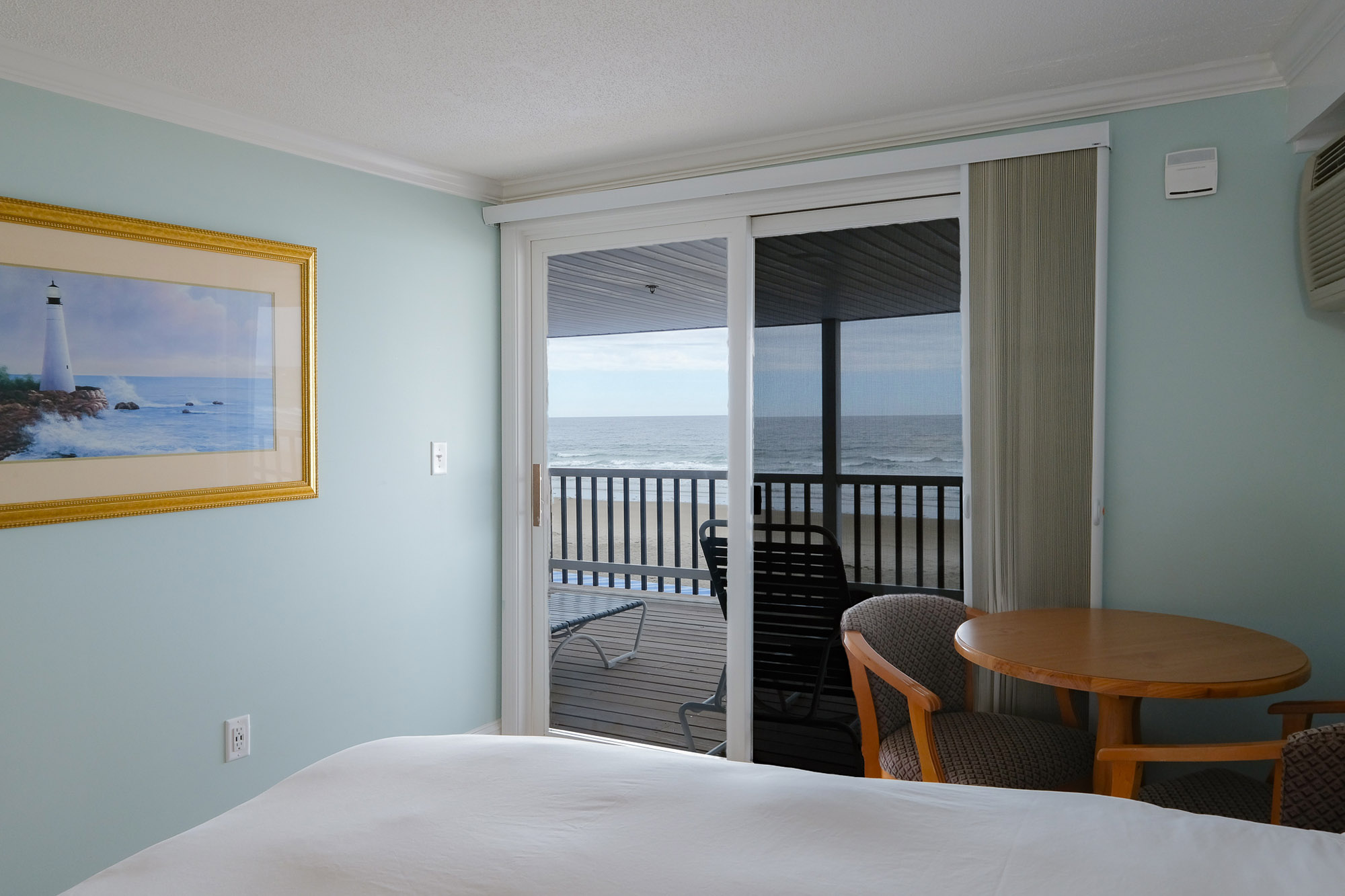 NOR-Skippers Deck Oceanfront Two Queen rm 318-2