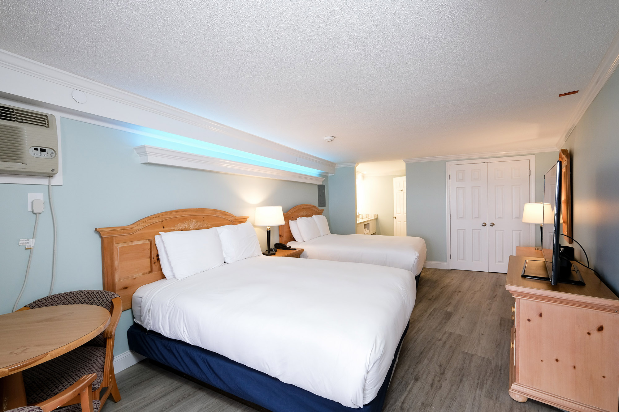 NOR-Skippers Deck Oceanfront Two Queen rm 318-3