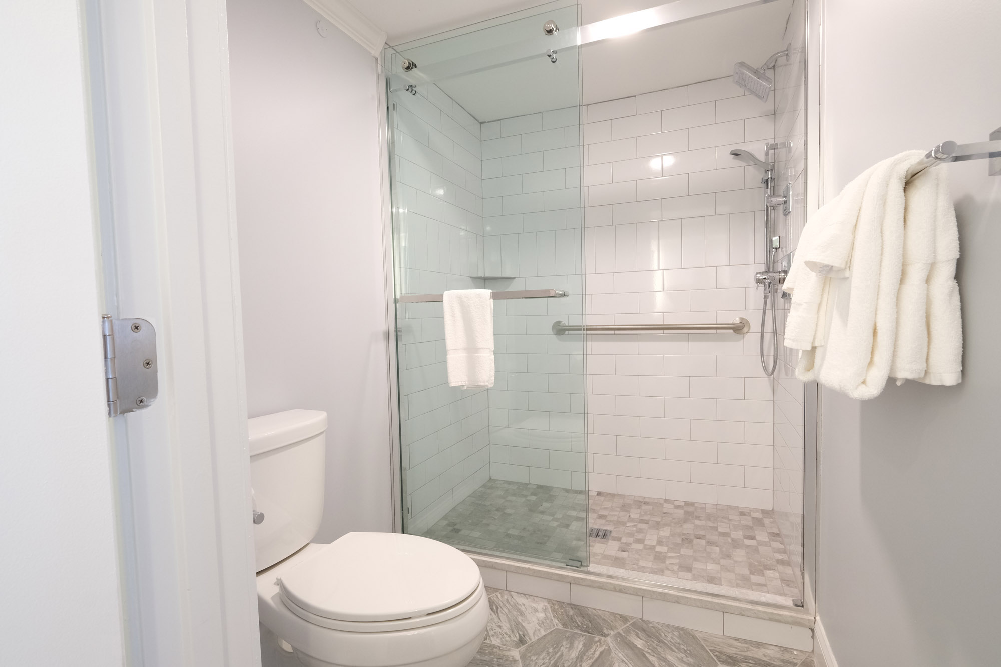 NOR-Skippers Deck Oceanfront Two Queen rm 318-5