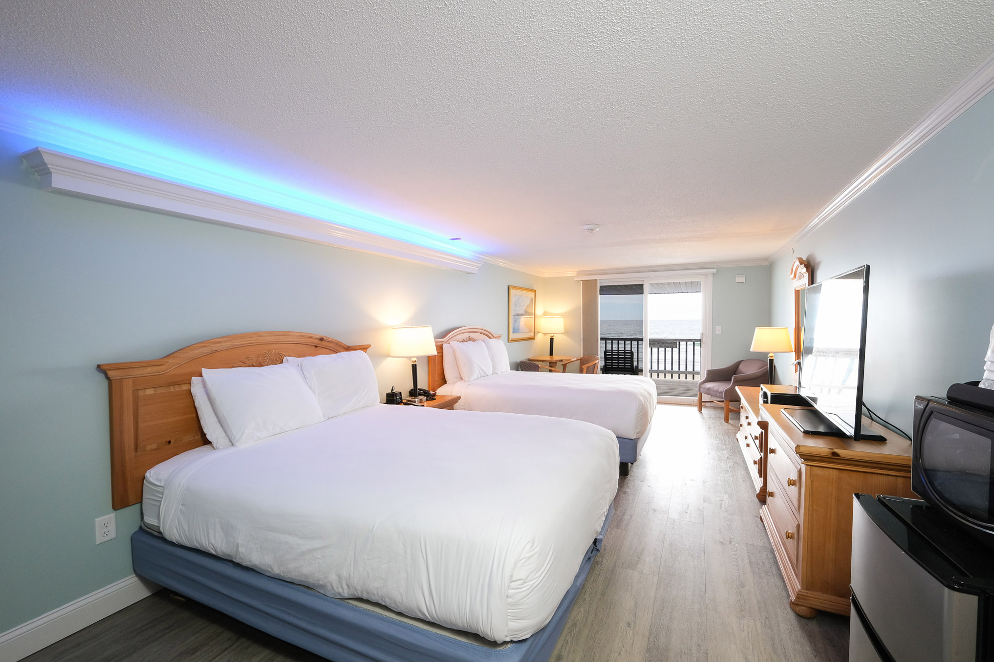 NOR-Skippers Deck Oceanfront Two Queen rm 320-1