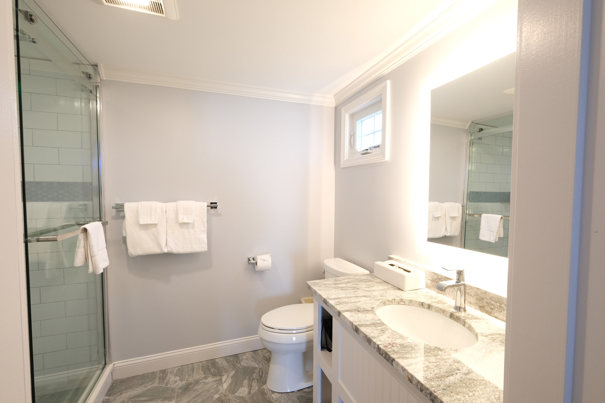 NOR-Skippers Deck Oceanfront Two Queen rm 320-3