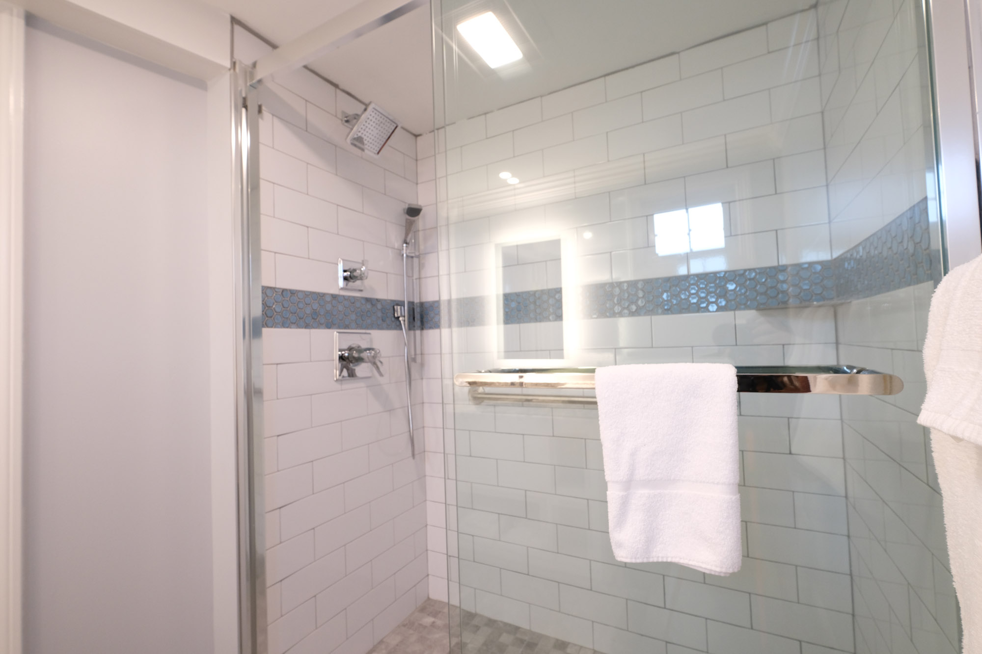 NOR-Skippers Deck Oceanfront Two Queen rm 320-4