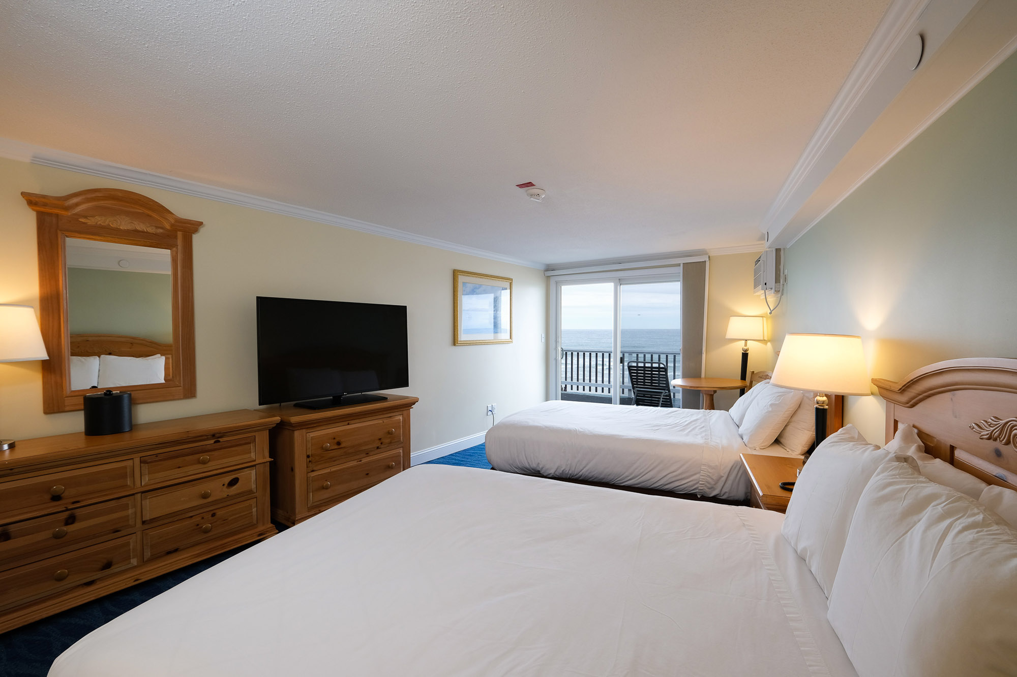 skippers deck oceanfront two queen room 332