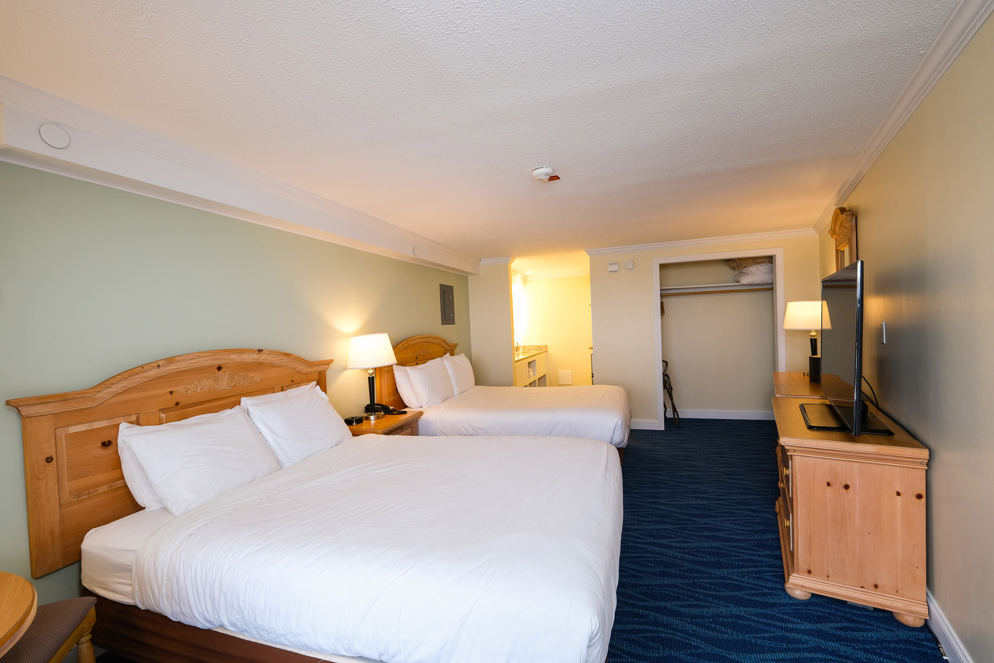 NOR-Skippers Deck Oceanfront Two Queen rm 332-2