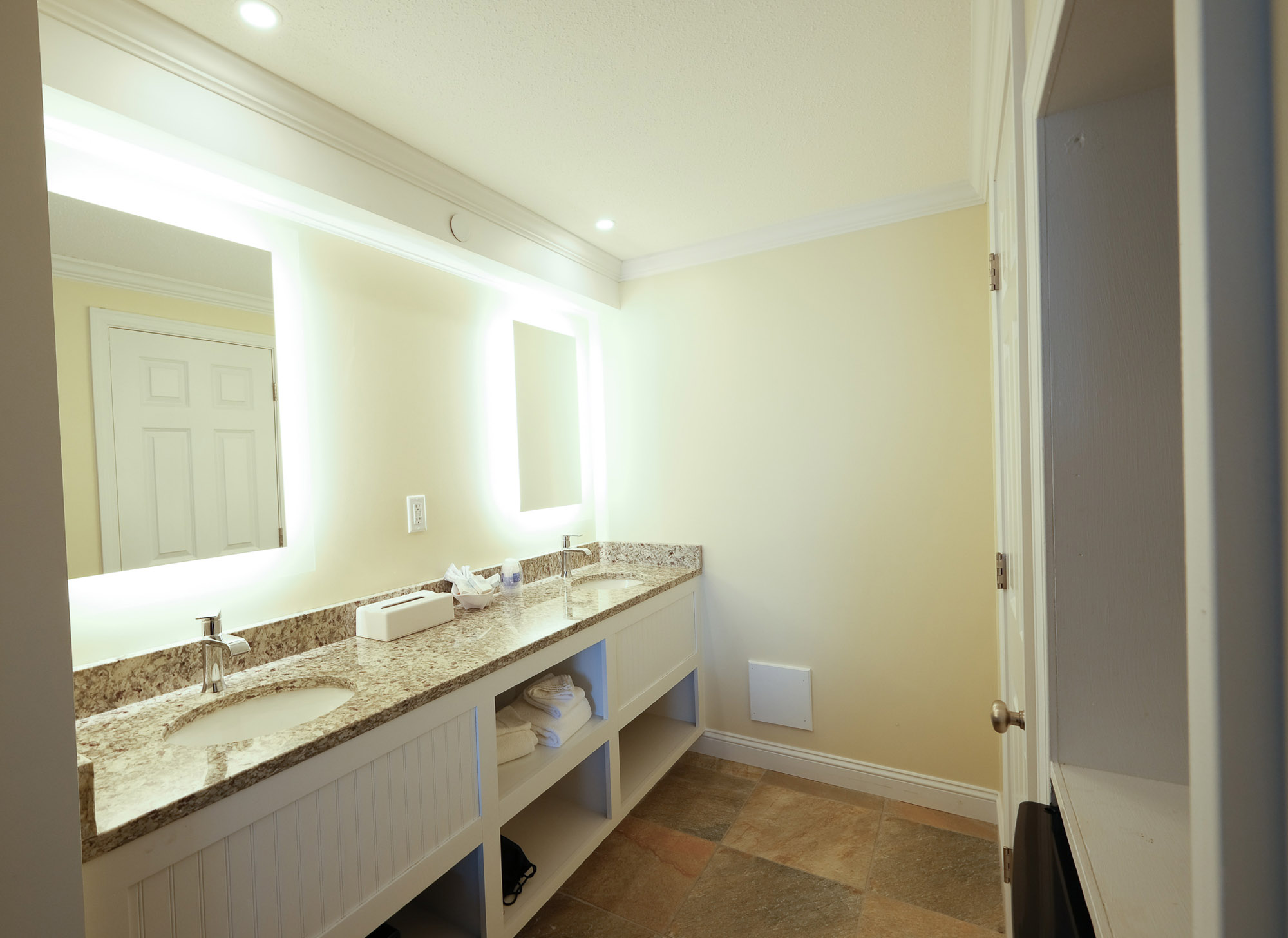 NOR-Skippers Deck Oceanfront Two Queen rm 332-3