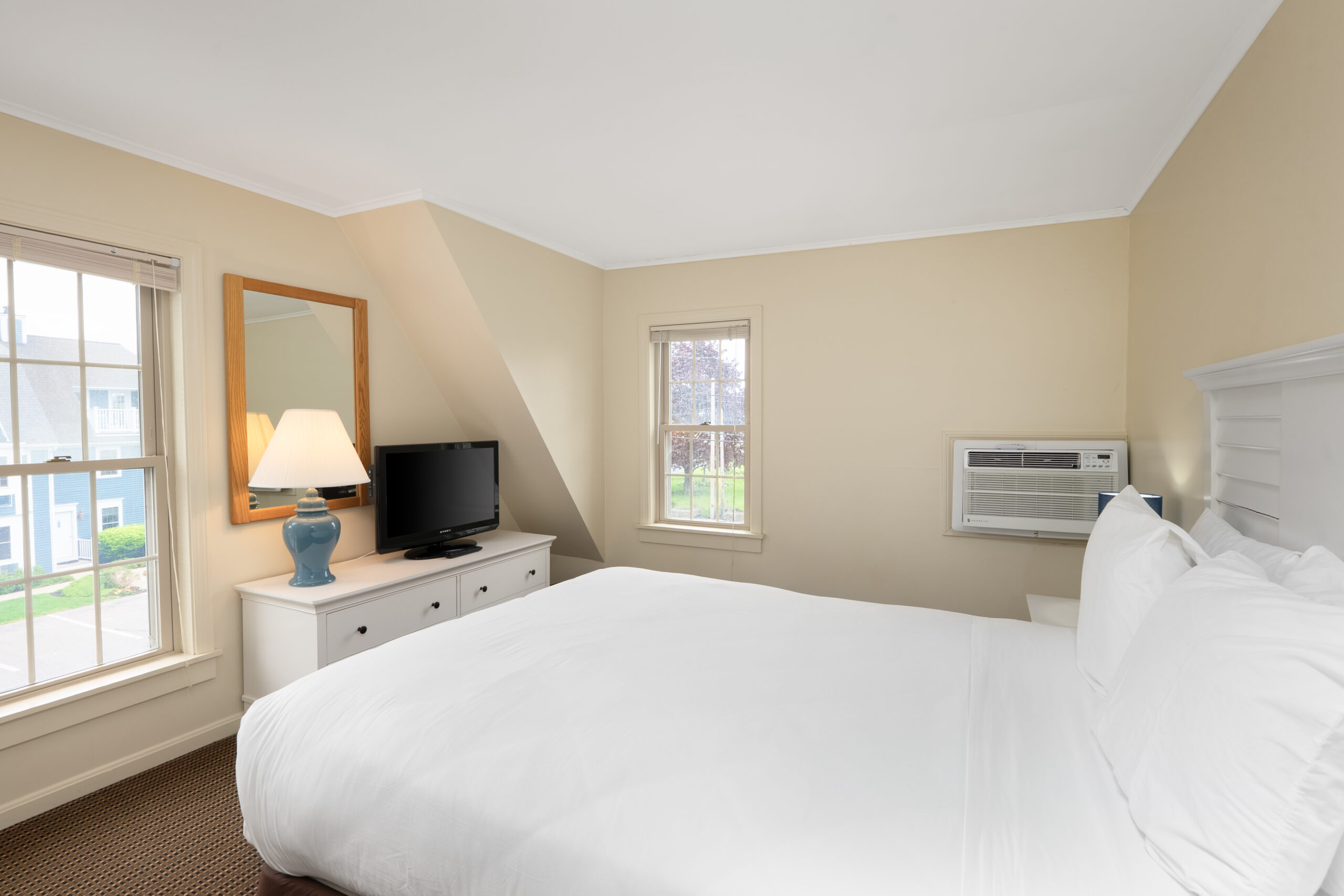 SEA_1Q_Apt Oceanview_2ndFL_Room210-5