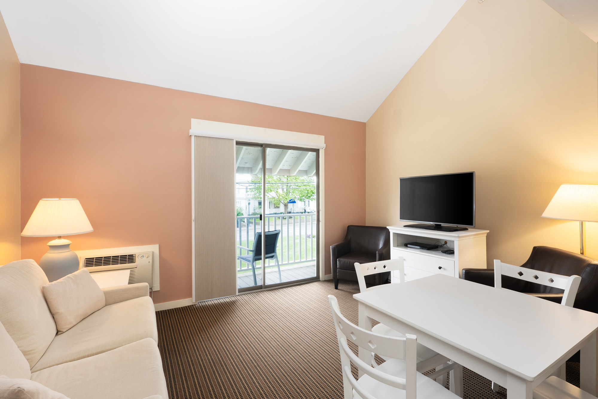 SEA_2Dbl_Bed_ShoreRoad_FrontLoft Room_207